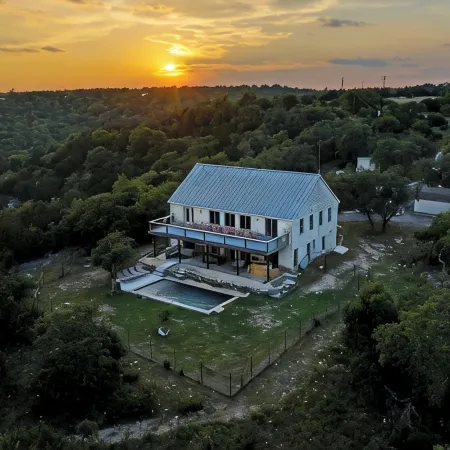 The Point Serene Hill Country Views with Pool & Hot Tub