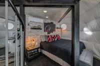 King Dome - 1 King Bed, 2 Queen Beds in Loft Accessed by Spiral Staircase - 民宿