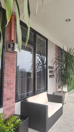 Roomies Suites