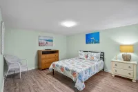 "Sand Dollar Suites" Suite 2: A Short Stroll from Our Sandy Shores!