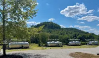 Luxury Airstream Glamping Parisian Unit 5 of 6, Private Sauna, Hot Tub, Hiking