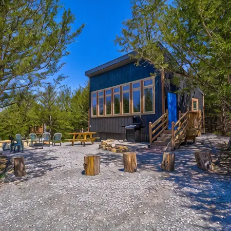 Modern Cabin. Communal Sleeping - 2 Queen Beds + Full Trundle