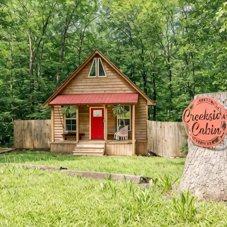 Romantic Cabin: Hot Tub, Fire Pit, Indoor & Outdoor Living, EV Charger