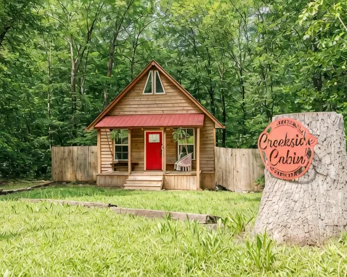 Romantic Cabin: Hot Tub, Fire Pit, Indoor & Outdoor Living, EV Charger Hotels in Stephens County