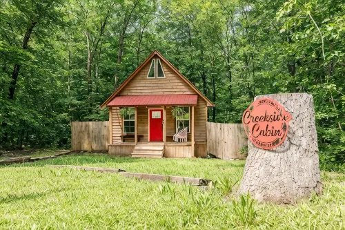 Romantic Cabin: Hot Tub, Fire Pit, Indoor & Outdoor Living, EV Charger