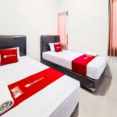 RedDoorz near Stasiun Purwokerto 2 Hotels near Purwokerto Station