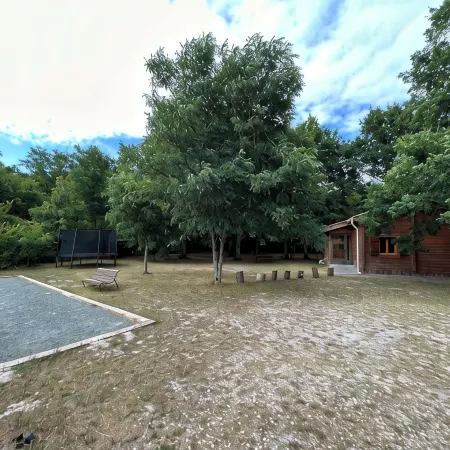 Chalet 10min from the ocean on large wooded grounds! Ideal for families!