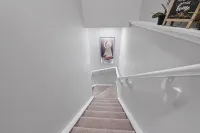 Modern & Cozy 1 Bedroom Suite in SouthWest Calgary - Free Parking + Fast Wifi - บังกะโล