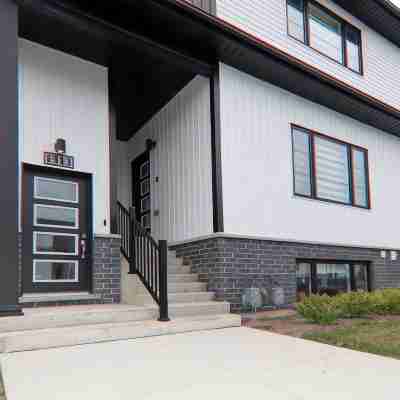 Luxury Modern Townhouse Six Minutes to the Falls Hotel Exterior
