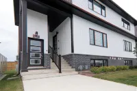 Luxury Modern Townhouse Six Minutes to the Falls - บังกะโล