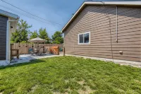 LoHi Retreat, Walk to Downtown, Game Room, Huge Backyard, Sleeps 12, Garage - Bungalows