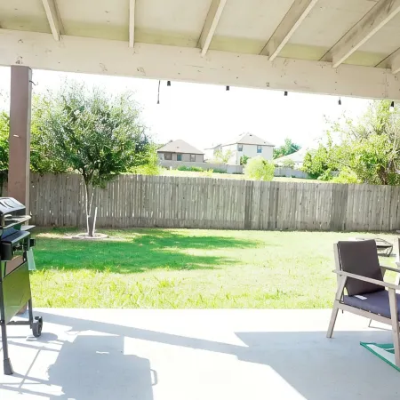 Charming 3-bedroom 6 beds. 2.5 bath. Pools access house with WiFi and AC in Kyle