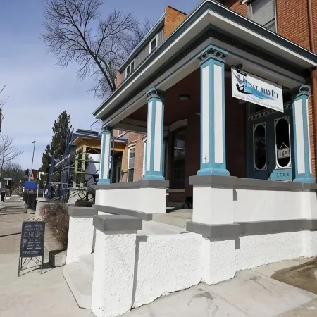 Tiny Home, Spa Next Door, Deck, Walk to Farmers Market