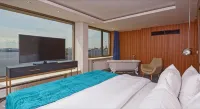 Отель Санкт-Петербург - С бассейном