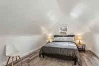 Lansing 3Br Near Downtown — Game Room & EV Garage