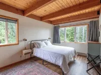 Deception Pass home with forest and bay views Hotels in Oak Harbor