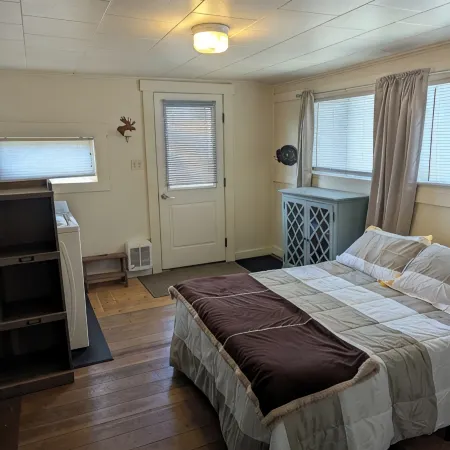 Charming 2-bedroom cottage in the great little town of Dillon with WiFi