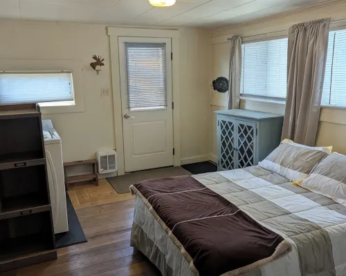 Charming 2-bedroom cottage in the great little town of Dillon with WiFi Hotels in Dillon