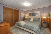 Chalet Lake Harmony Hot Tub Fireplace Pool Table Private Beach Walkable to Lake - Hytter