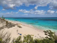 Sand Pebble 1 Bdrm Apt on Marley Beach w/ ocean views & steps to private beach Hoteles en Parroquia de Warwick