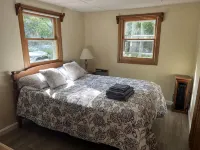 Romantic Pocono Lake Chalet: Firepit, Stream, near Lake, pools & Pet-Friendly - 비치