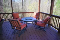 4 Bedroom, 3 Bath Cabin in Coosawattee River Resort w/hot tub, fire pit, &  WiFi - 샬레 호텔