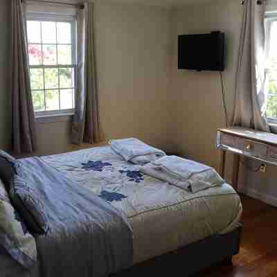 Your Perfect Beach Getaway Just a Block / 0.1 Mile Away! Rooms