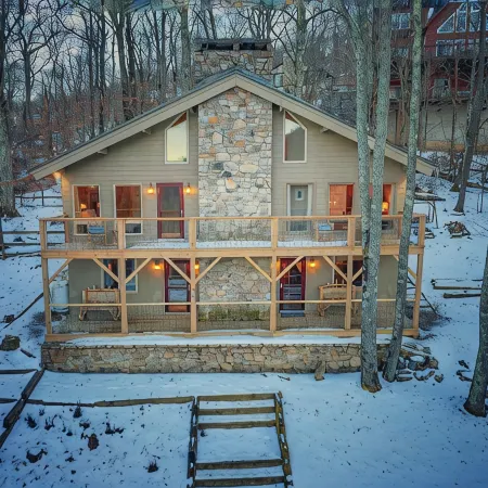 Beech Mtn: Walk to Slopes, Sleeps 9, Pet Friendly, Mountain Views, Cozy Retreat