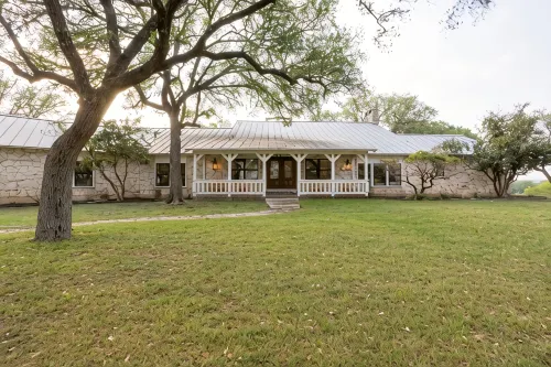 Newly Renovated Farmhouse on a Working Horse Ranch Near Popular Wedding Venues - 3-Star