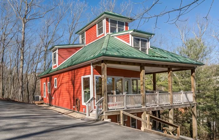 Unique Massanutten Lodge, Hot Tub, Game Room w/foosball and Gorgeous Views!!