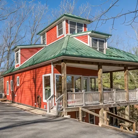 Unique Massanutten Lodge, Hot Tub, Game Room w/foosball and Gorgeous Views!! Отели в г. Мак-Гиисвилл