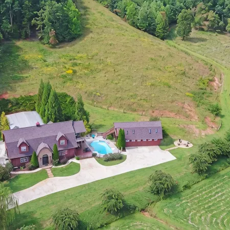 Incredible Farmhouse,18 Acres, Pool, 7 King Bds, Near Helen, Tiny Weddings!