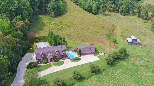 Incredible Farmhouse,18 Acres, Pool, 7 King Bds, Near Helen, Tiny Weddings! - Pools