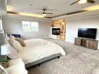 Gorgeous 8-Bedroom Mansion with Private Pool in Cedar City - บังกะโล