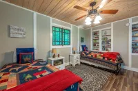 Sunset Mtn Lodge! Hot Tub+Fire Pit, Fireplace, Hiking, Private, Close to Town!