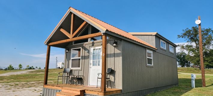 Cabin of Western Skies:  loft, Wi-Fi , and tiny home living-close to OSU Hotels in Payne County