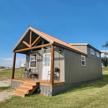 Cabin of Western Skies: loft, Wi-Fi , and tiny home living-close to OSU