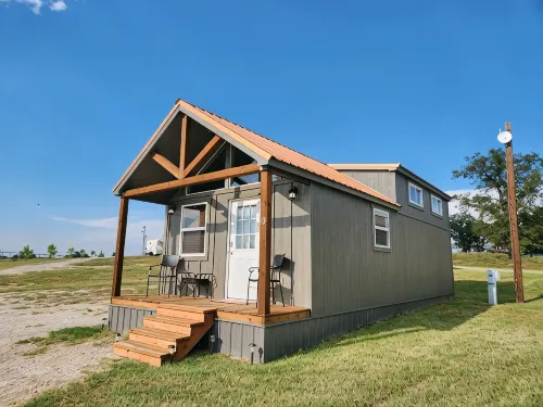 Cabin of Western Skies:  loft, Wi-Fi , and tiny home living-close to OSU