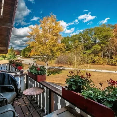 Boars Bungalow - Linderhof Golf, Pool, & More!