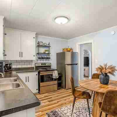 BoHo by the Beach: Charming 2-bedroom apartment in the heart of Port Clinton Others