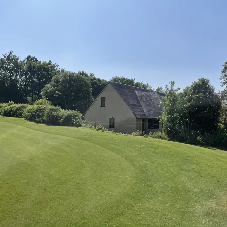 Cottage au Pied du lac au Duc, son Golf et sa Base Nautique Отели в г. Плоэрмель
