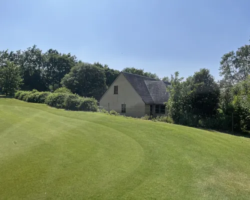 Cottage au Pied du lac au Duc, son Golf et sa Base Nautique プロエルメルのホテル