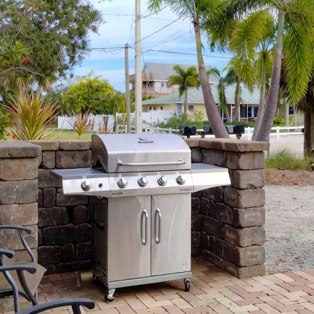 Updated Beach House.  Walk to Beach, Shop, Waterfront Dining 2 Bed 1 Bath