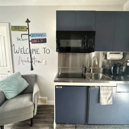 Private/ Pet-friendly Themed Suite with Kitchenette! Fast Wi-Fi, Central