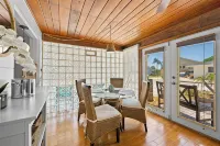 Beautiful Nokomis Beach Cottage. Walk to Beach w/Tranquil & Private Patio - 4 stjerner