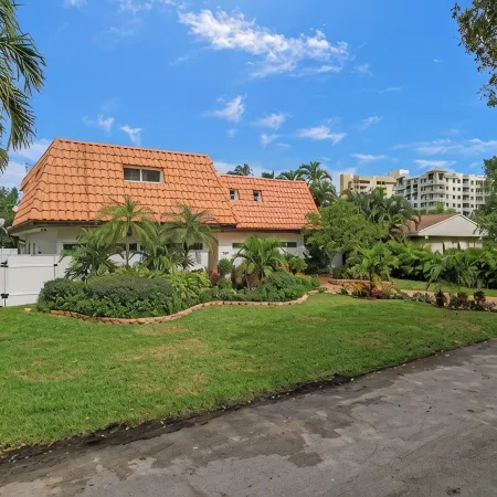 6Bed 4Bath Villa - Pool - Garage - Close to Beach