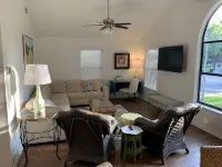 4 Bedrooms, 3 Baths, Sleeps 10 and only 5 minutes from the Beach and the Pier. - Jacuzzi