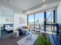 Modern 2B Apt with Views Near Swinburne University - Condos