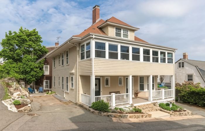 Large Oceanside Apartment. Walk to the beach and many restaurants. Pet Friendly