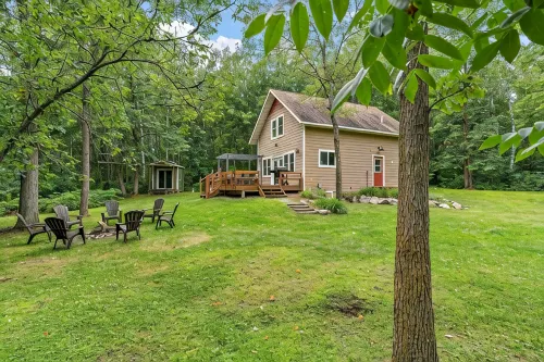 Peaceful and Cozy Modern Lakehouse Cabin on 4 acres